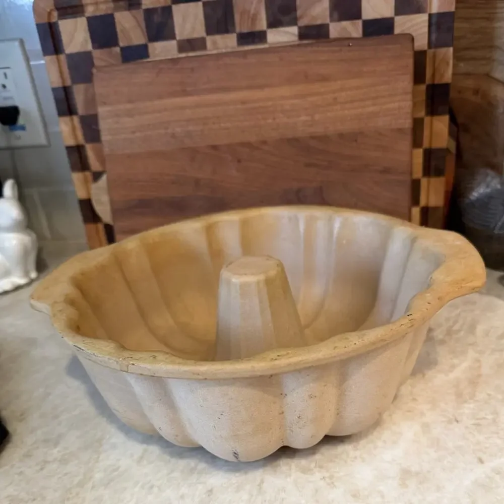 Pampered Chef Bundt stoneware